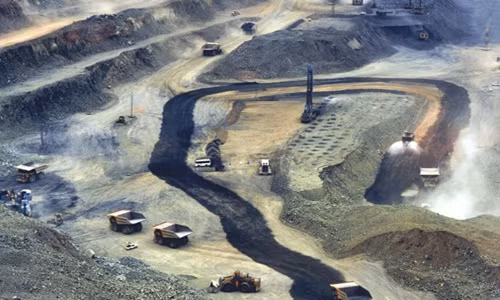 Ô tô tải xuống khu mỏ qua những con đường ngoằn nghoèo dẫn từ miệng hố.