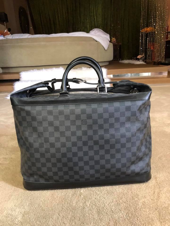 Theo chia sẻ, nam ca sĩ Đàm Vĩnh Hưng bán túi xách vì nhiều lý do, trong đó anh muốn trích ra một phần để làm các công tác thiện nguyện.