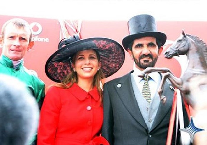 Đám cưới diễn ra năm 1981 kéo dài 1 tuần. Cô dâu Salama được tặng vô số quà cưới, phải chất đầy trên lưng 20 con lạc đà gắn trên mình khắp ngọc ngà, châu báu.