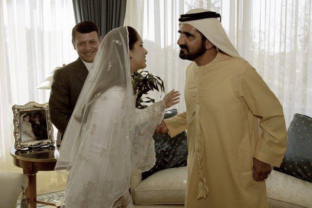 Người cai trị Dubai là tiểu vương Sheikh Mohammad Bin Rashid đã xây hẳn một sân vận động có sức chứa hơn 20.000 người với chi phí 20.000 USD, chỉ để tổ chức hôn lễ với cô dâu Sheikha Hind Bint Maktoum.
