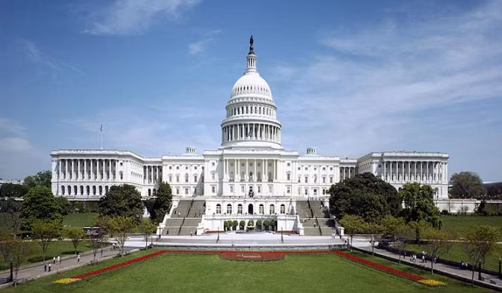 Điện Capitol (Washington, DC) được xem là một trong những kiệt tác mái vòm đẹp nhất thế giới. Điện Capitol có diện tích rộng hơn 16.0000 m2, gồm 540 phòng, 658 cửa sổ và 850 cửa ra vào, không gian có thể chứa khoảng 4.000 người. Ảnh: World Atlas.