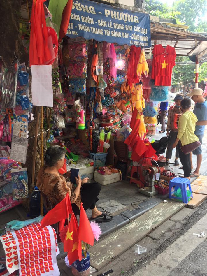 Bà con khu phố đều tự tin vào một tinh thần chiến đấu của thầy trò HLV Park Hang-seo. Ảnh: FB Huda Hưng.