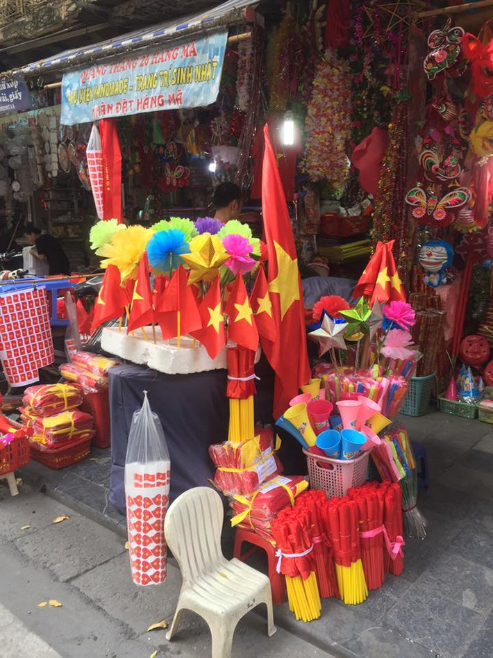 Các mặt hàng cổ vũ đội tuyển Olympic Việt Nam đã sẵn sàng phục vụ khách. Ảnh: FB Huda Hưng.