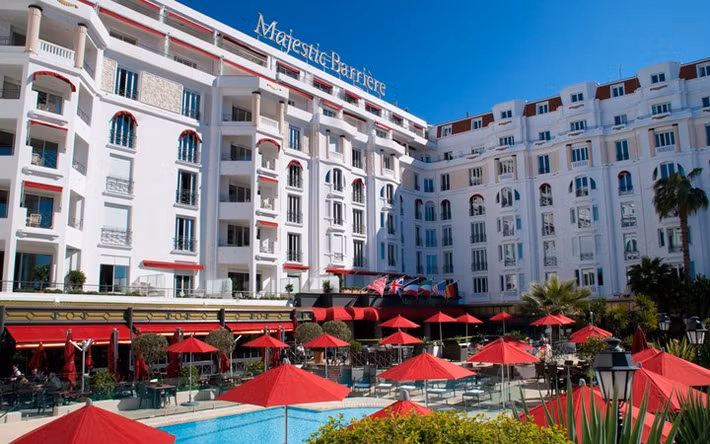 Khách sạn Majestic Barrier theo phong cách Art Deco nằm trên khu vực đi bộ La Croisette, có giá 45.000 euro/đêm. Ảnh: Leading Hotels of the World.