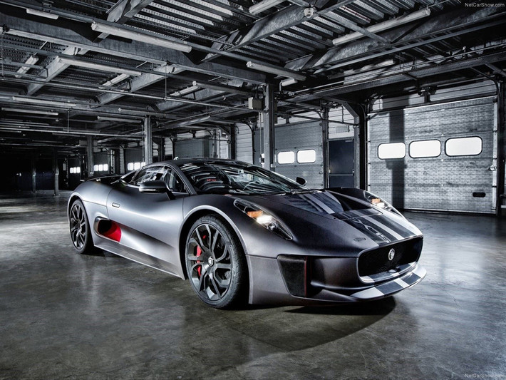 Jaguar C-X75: Ra mắt vào năm 2010, C-X75 được kỳ vọng sẽ là mẫu xe kế nhiệm xứng đáng của chiếc XJ220 lừng danh. Tuy nhiên, cuộc khủng hoảng tài chính toàn cầu năm 2012 đã ảnh hưởng không nhỏ đến nền công nghiệp ôtô, khiến Jaguar phải hủy bỏ dự án sản xuất C-X75.