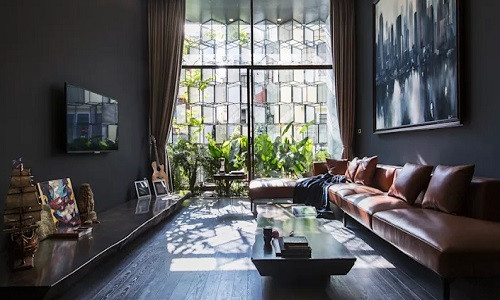 Những căn nhà hướng Tây nhận nguồn sáng chính từ bên trên hoặc phía sau. Chính vì vậy mà không gian thông tầng hoặc một giếng trời ở giữa nhà là giải pháp thường hay được áp dụng. Ảnh: STH.