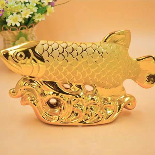 Vật phẩm hình cá phong thủy tượng trưng cho sự may mắn nên tượng cá nhỏ, đồ trang sức hình cá được nhiều khách chọn tìm mua. Ảnh: Quatanghoanhao.