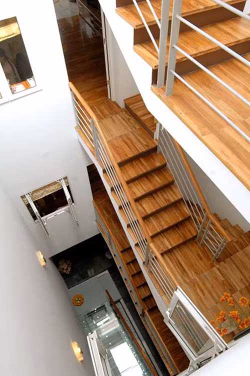 Giếng trời nằm ngay trên khoảng cầu thang kính mang đến hiệu ứng ánh sáng thú vị.