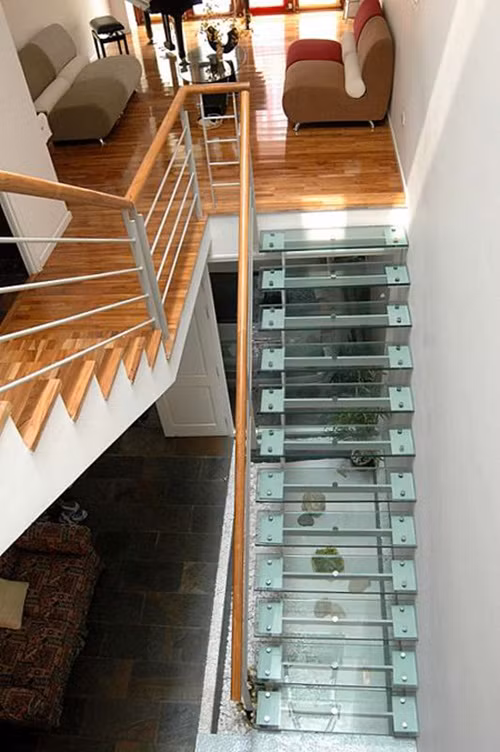 Khoảng thông tầng giúp ánh sáng tự nhiên lan toả khắp không gian.