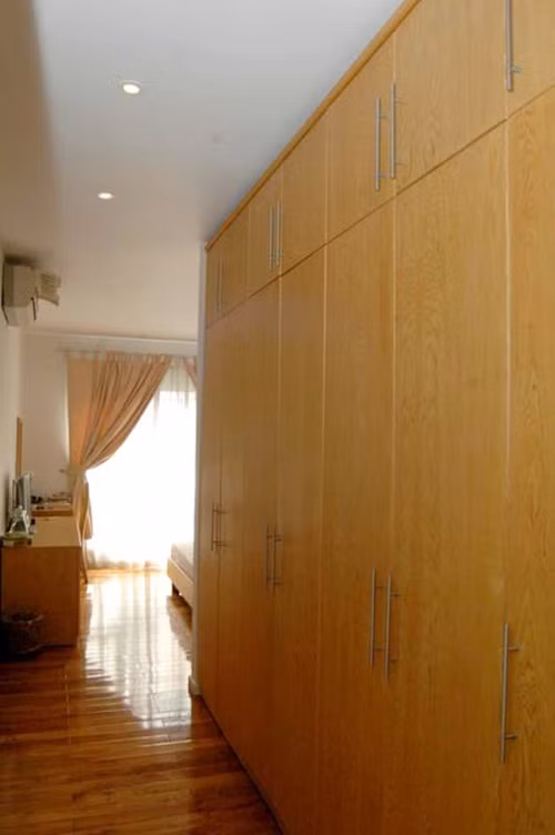 Một tủ âm tường lớn được thiết kế để đáp ứng nhu cầu của gia chủ.