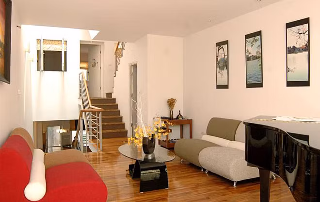 Phòng khách được đưa lên tầng trên vừa rộng rãi, vừa tạo cảm giác thoải mái.