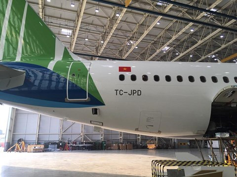 Cờ Việt Nam và mã hiệu máy bay xuất hiện ở sát cửa sau máy bay. Ảnh: FB Vinh Thanh Le.