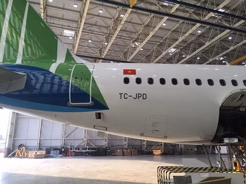 Cờ Việt Nam và mã hiệu máy bay xuất hiện ở sát cửa sau máy bay. Ảnh: FB Vinh Thanh Le.