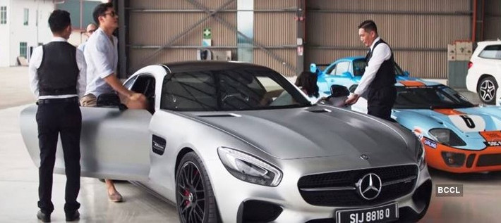 Nhóm bạn của Nick Young còn sở hữu cả một bộ sưu tập siêu xe sang chảnh như Cadillac, Mercedes Benzes...Ảnh: Times of India.