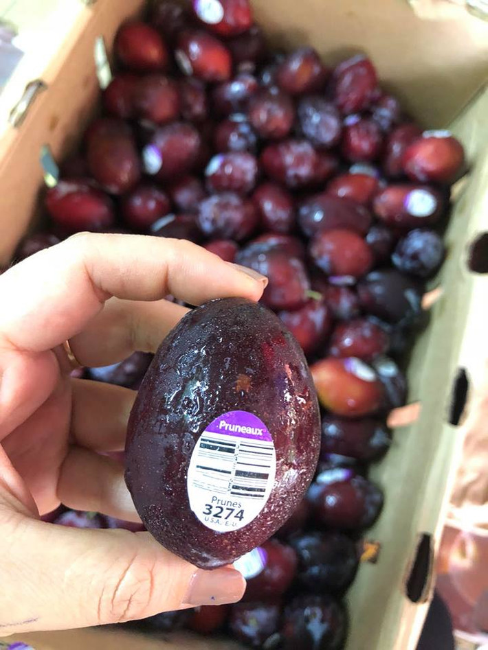 Mận nhót Mỹ cũng có hình bầu dục, vỏ đỏ thẫm. Ảnh: FB Hoa quả ưu đàm.
