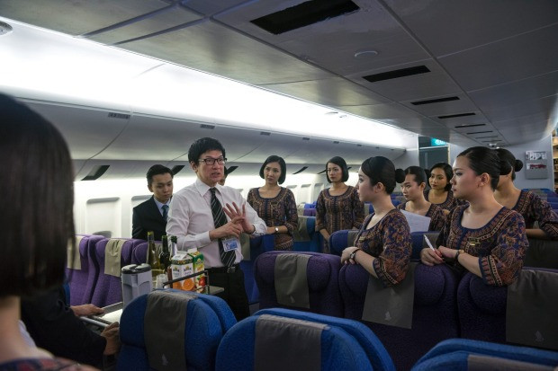Các cô gái Singapore Girl xuất hiện trong bộ kebaya - đồng phục nổi tiếng của Singapore Airlines. Và họ phải học cách cuộn chiếc xà rông kebaya nhanh nhất khi máy bay lao xuống nước.