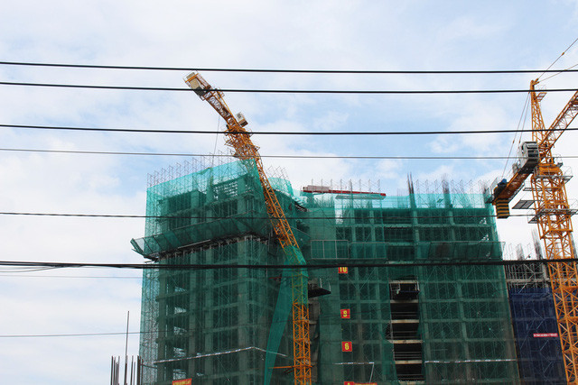 Liên quan đến vụ cần cẩu công trình dự án chung cư Topaz Elite trên đường Tạ Quang Bửu, phường 4, quận 8, TP HCM bất ngờ gãy sập, ngày 7/6, Thanh tra Sở Xây dựng TP HCM đã đình chỉ thi công dự án để xử lý vụ việc. Ảnh: Tuổi trẻ.