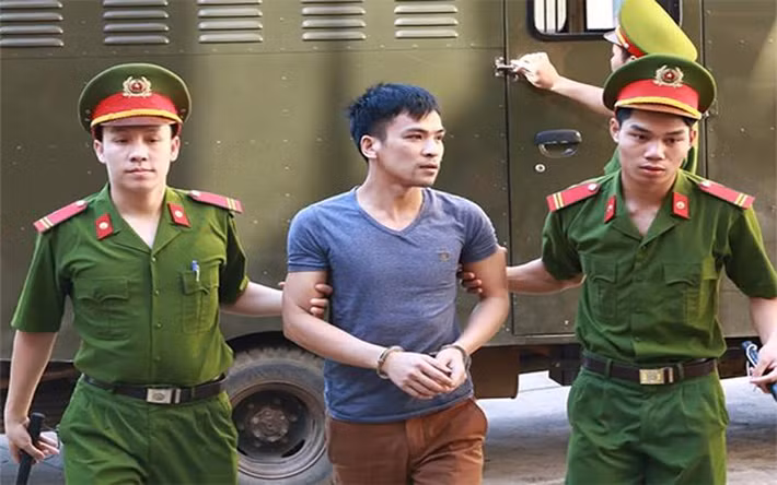 Bùi Mạnh Quốc không quên gửi lời xin lỗi đến gia đình các nạn nhân: “Bị cáo biết được lỗi của mình. Bị cáo mong Tòa xem xét các tình tiết khách quan dẫn đến lỗi của bị cáo cũng như các tình tiết giảm nhẹ, cho bị cáo mức án nhẹ để về chăm lo cho con cái”.