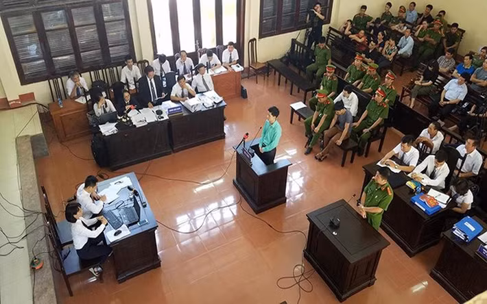 Trước đó, vào sáng 7/5, TAND TP Hòa Bình mở phiên sơ thẩm xét xử đối với 3 bị cáo trong vụ án chạy thận nhưng vì luật sư và người liên quan có đơn xin vắng mặt nên HĐXX quyết định tạm hoãn phiên tòa, đến 15/5 Tòa mở lại phiên sơ thẩm kéo dài 12 ngày.