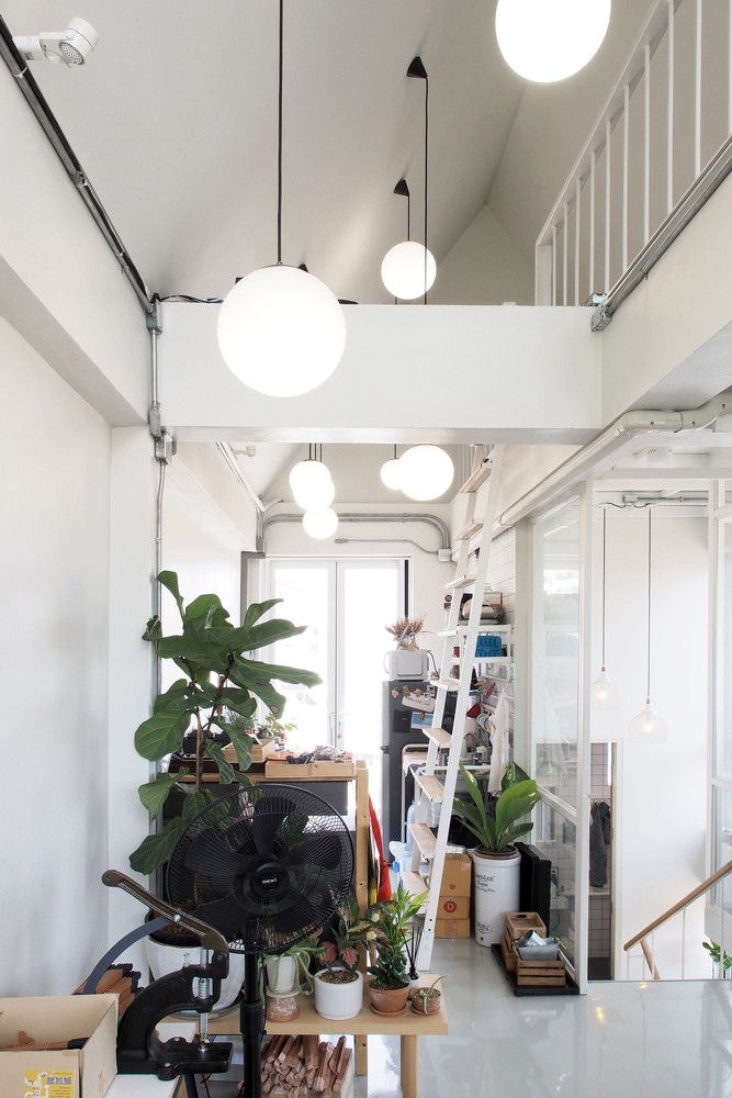 Tầng đầu tiên của ngôi nhà 3 tầng được sử dụng làm kho chứa hàng và trưng bày mẫu.