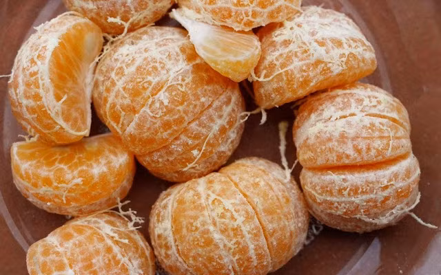 Các múi quýt dễ tách ra từng múi. Cơm màu hồng nhạt, khi ăn vị ngọt và thanh. Ảnh: Traicaydungmap.