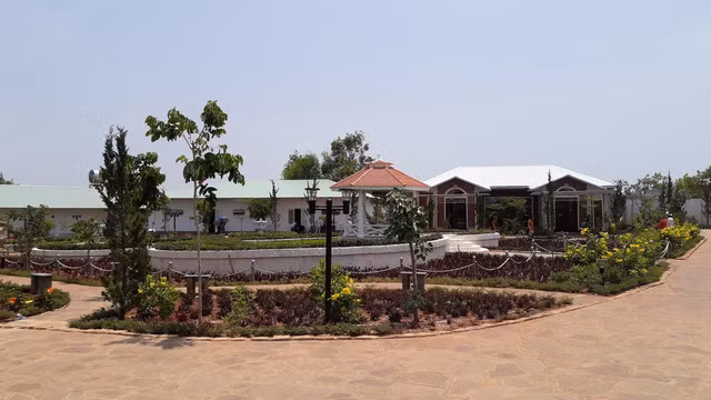 Mới đây, thông tin nữ ca sĩ Hồ Quỳnh Hương bị phạt 20 triệu đồng vì xây dựng khu du lịch trái phép khiến dư luận xôn xao. Ảnh: Tuổi trẻ.