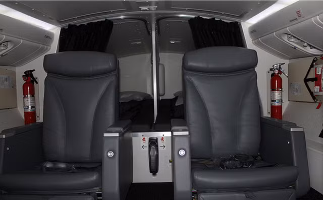 Giường ngủ nằm ngay phía sau ghế của phi công trên những chiếc Boeing 777 của Air New Zealand.