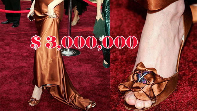 Giày cao gót Rita Hayworth của hãng Stuart Weitzman trị giá 3 triệu USD (khoảng 70 tỷ đồng) có phần hoa gắn trên mũi giày được chế tác tinh xảo, từ nhiều viên kim cương, ngọc bích, hồng ngọc, ruby. Ảnh: Therichesst.