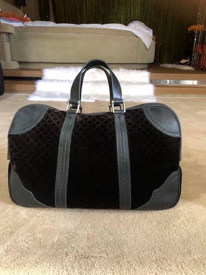 Gucci nhung đen 1.100 USD.