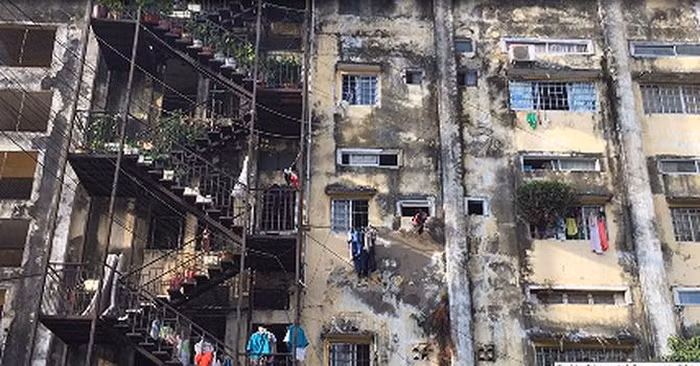 Nằm trên đường Lê Văn Linh, quận 4, TP HCM, chung cư Trúc Giang xây dựng cách đây hơn 50 năm. Khoảng 10 năm trở lại đây, chung cư Trúc Giang xuống cấp trầm trọng với những vết nứt cầu thang, vách tường. Ảnh: Bizlive.