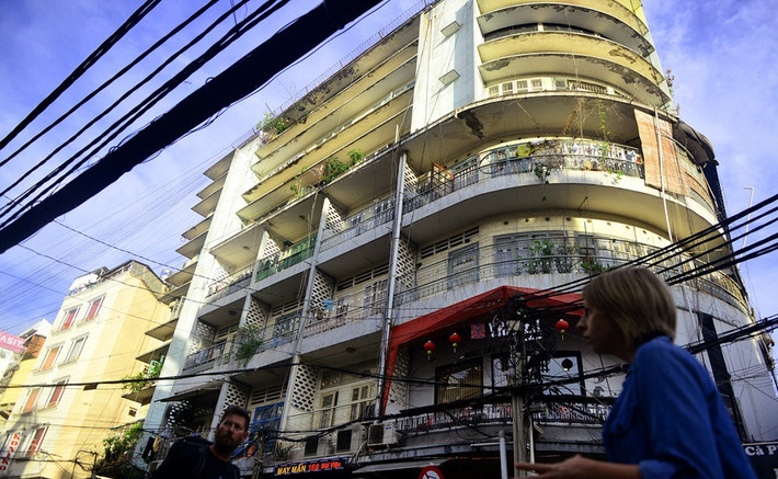 Có tuổi đời hơn 40 năm, chung cư 155-157 Bùi Viện (quận 1, TP HCM) xuống cấp nghiêm trọng. Tòa chung cư có không gian chật hẹp, hai khối nhà bị tách ra. Ảnh: Zing.