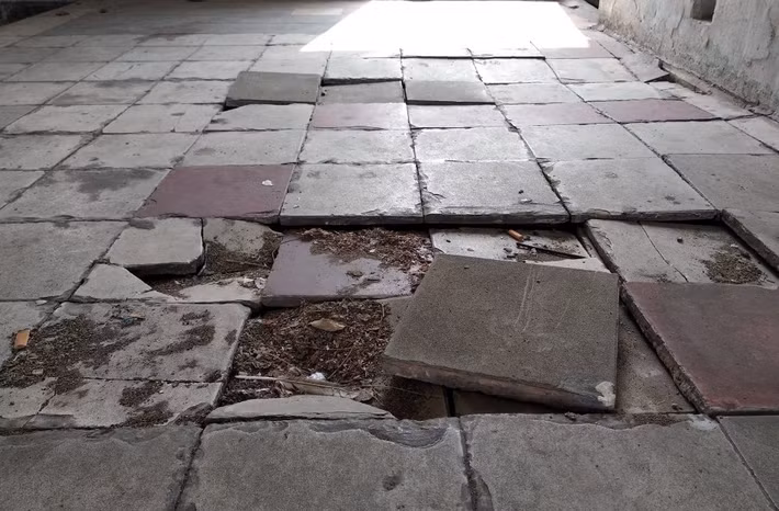 Bãi xe, hành lang cho đến sân thượng tại chung cư 170-171 Tân Châu (quận Tân Bình) đều đã cũ kỹ và hoen ố. Ảnh: VTCnews.