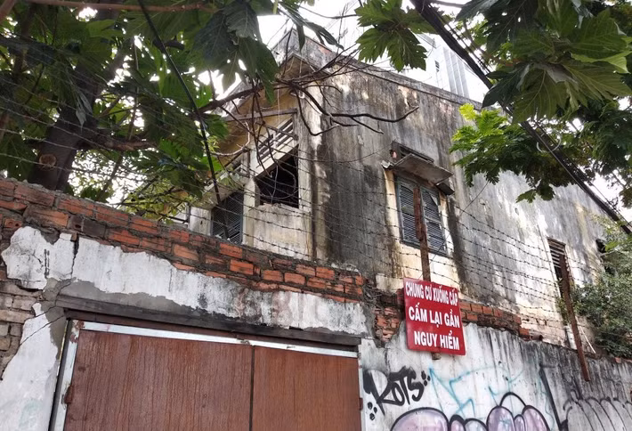 Ngoài ra, chung cư 11 Võ Văn Tần (quận 3) và chung cư 119B Tân Hoà Đông (quận 6) cũng trong tình trạng hư hỏng nghiêm trọng, cần được di dời khẩn. Ảnh minh họa: VTCnews.