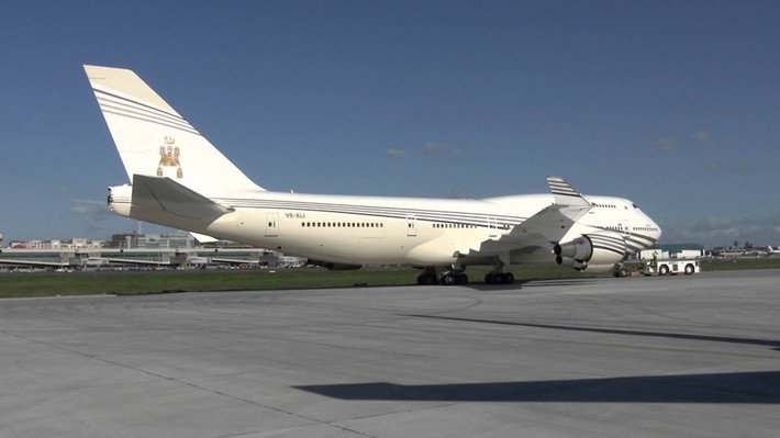 Chiếc phi cơ trị giá 520 triệu USD được đức vua thiết kế thêm phòng ngủ, phòng tắm với bồn tắm vàng khối và nhiều tiện nghi khác. Ảnh: Youtube.