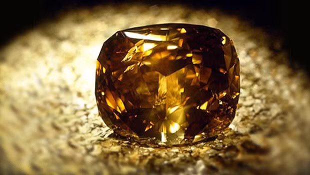 Khi được tìm thấy, viên kim cương nguyên chất Golden Jubilee nặng 755 carat (151g). Sau khi cắt, nó còn 545,67 carat. Ảnh: Worthy.