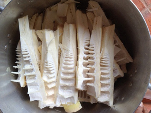 Măng tươi tự nhiên được ngâm muối nên có màu hơi thâm đen. Ảnh: Emvaobep.