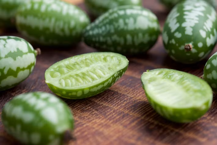 Bên trong dưa hấu tí hon này không có màu đỏ hay vàng mà là màu xanh giống như dưa chuột. Ảnh: DailyNew.