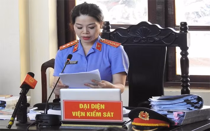 Phiên tòa chiều 29/5 bất ngờ nóng lên khi Viện Kiểm sát đề nghị HĐXX xem xét việc trả hồ sơ vụ án để làm rõ sự thật khách quan. Viện Kiểm sát lý giải: Hiện tại vẫn còn mâu thuẫn về 2 công văn của Bộ Y tế trả lời về việc có cần thiết xét nghiệm AAMI hay không? Nội dung các công văn này ảnh hưởng trực tiếp đến tội danh bị truy tố của các bị cáo, trách nhiệm của những người khác có liên quan. Bên cạnh đó, tại phiên tòa cũng xuất hiện chứng cứ mới là vi bằng cuộc đối thoại giữa ông Hoàng Công Tình (phó khoa hồi sức tích cực) và điều dưỡng viên Đinh Tiến Công. (Trong ảnh: Đại diện Viện Kiểm sát tại phiên tòa).