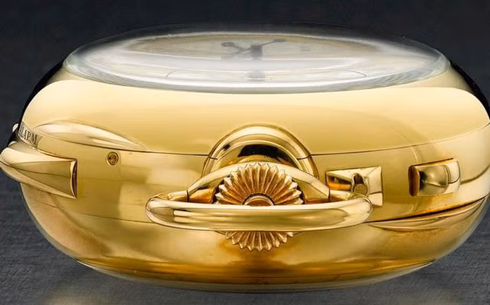 Chiếc đồng hồ cổ này được ông đặt hãng Patek Phillippe sản xuất năm 1933. Đúng như mong đợi của chủ nhân, Henry Grave Jr Supercomplication đã đạt đến đỉnh điểm của sự phức tạp trong cấu tạo.