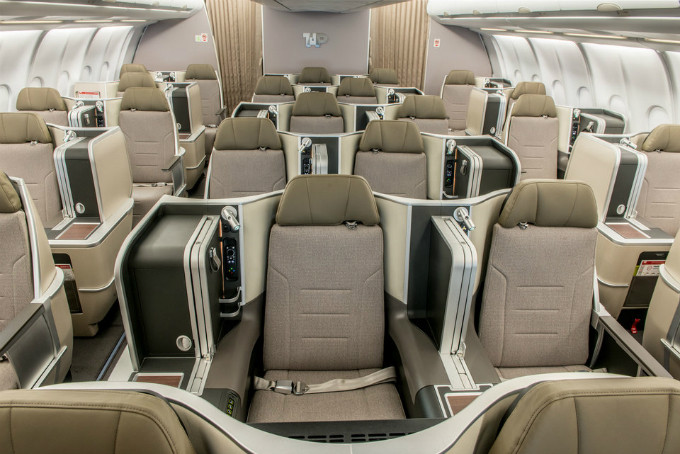 Khoang thương gia trang bị nhiều thiết bị hiện đại như tai nghe chống ồn, màn hình HD cỡ lớn.