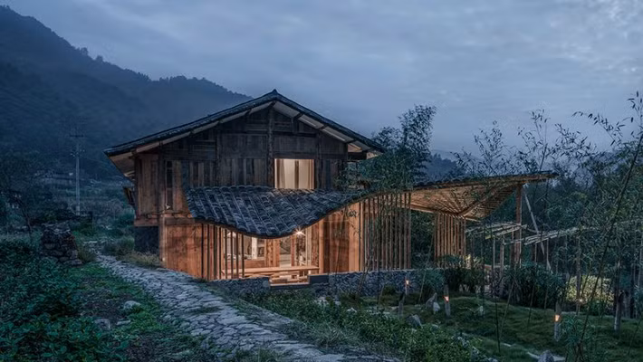 Với khung cảnh bình yên, thơ mộng, ngôi nhà gỗ 2 tầng trở thành nơi nghỉ dưỡng của người dân thành phố vào ngày nghỉ.