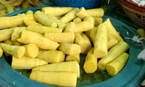 Trong khi đó, măng tươi ngâm hóa chất có màu trắng phau hay vàng đậm do ngâm bột vàng. Ảnh: Phapluatdansinh.