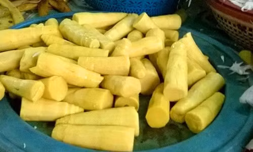 Trong khi đó, măng tươi ngâm hóa chất có màu trắng phau hay vàng đậm do ngâm bột vàng. Ảnh: Phapluatdansinh.