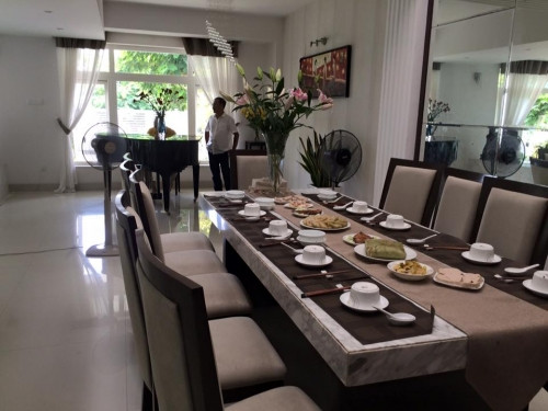 Bàn ăn dài hợp với không gian rộng của phòng bếp. Ảnh: Người đưa tin.