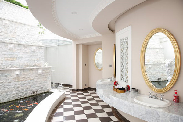 Các lối đi liên kết những khu vực khác được trang trí cầu kỳ với nhiều gương lớn. Ảnh: Zing.