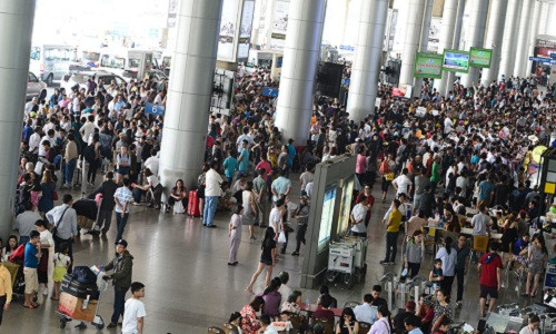 Hai ngày cuối tuần, khu vực ga đến quốc tế sân bay Tân Sơn Nhất, TP.HCM, đông nghịt người chờ đón người thân từ nước ngoài về ăn Tết.