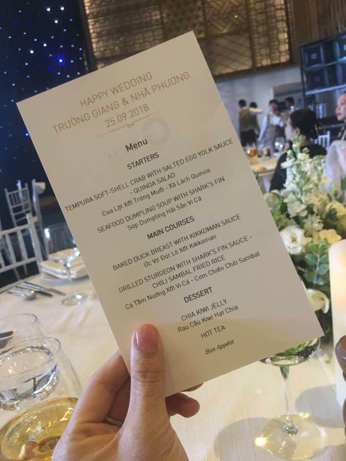 Không chỉ thiết kế không gian tiệc xa hoa, thực đơn đãi khách cũng rất thịnh soạn với nhiều món ăn hấp dẫn, nguyên liệu đắt tiền. Ảnh: Khám phá.