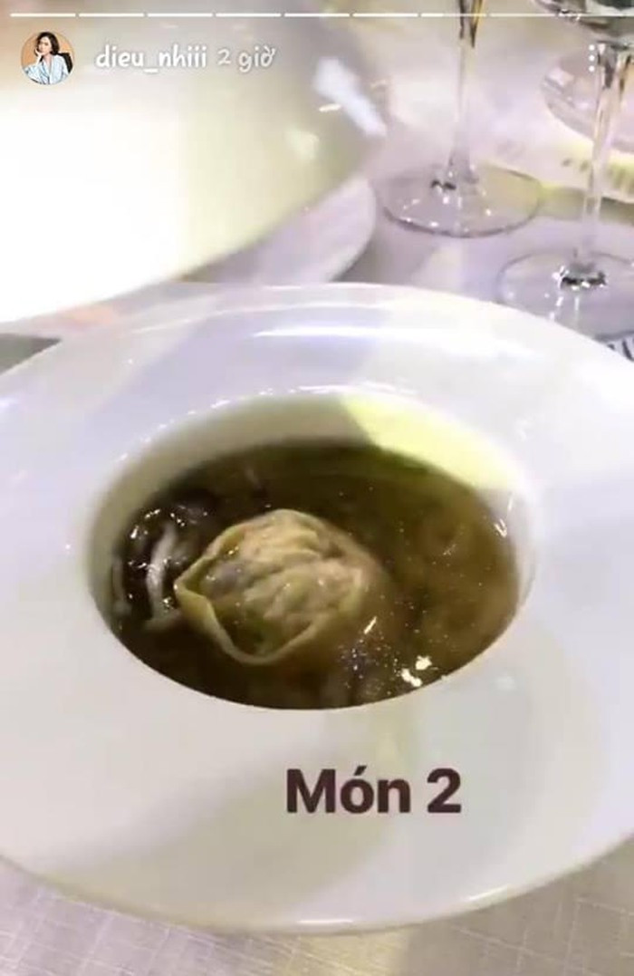 Món khai vị bao gồm cua lột Tempura sốt trứng muối – xà lách Quinoa và Súp dumpling hải sản vi cá. Vi cá là thực phẩm đắt đỏ, ít khi được sử dụng như một món khai vị. Ảnh: Giadinhmoi.