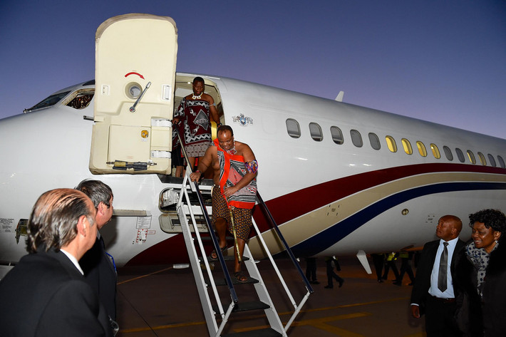 Mswati III sở hữu 13 cung điện, 2 phi cơ riêng hiện đại cùng hàng loạt siêu xe.