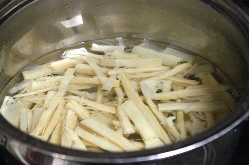 Thêm nữa, có thể khử độc tố trong măng bằng cách luộc qua 1-2 lần trước khi chế biến. Ảnh: Ngon.